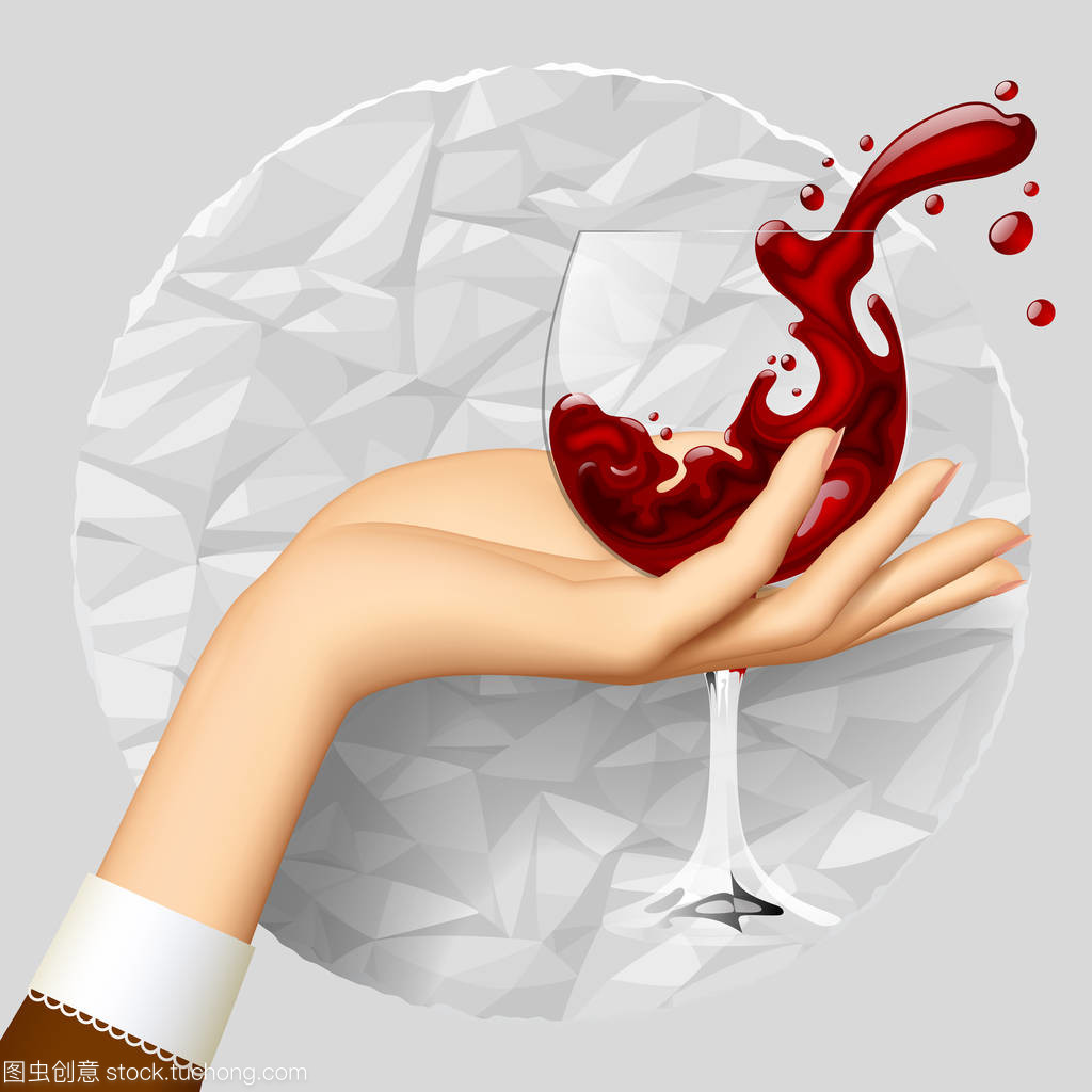 堅持用潑酒的酒杯皺巴巴的女人的手